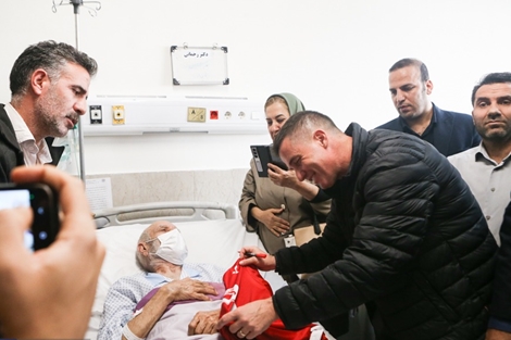 سرمربی پرسپولیس در بیمارستان طالقانی؛ دیداری صمیمانه با بیماران